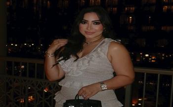 بإطلالة ناعمة.. بوسي تتألق بفستان أنيق