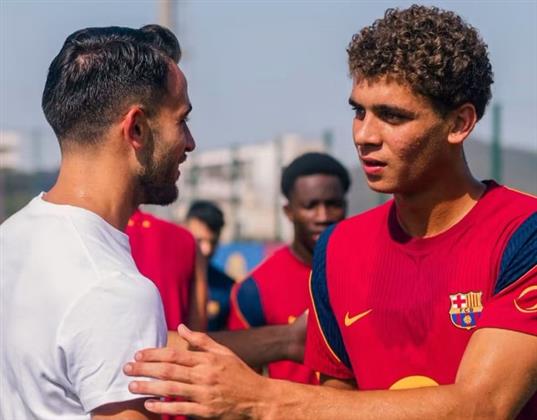 حمزة عبد الكريم يلتقي بطل العالم في مران برشلونة الإسباني