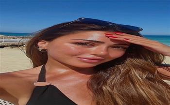 سارة سلامة تخطف الأنظار بإطلالة صيفية جذابة أمام البحر  