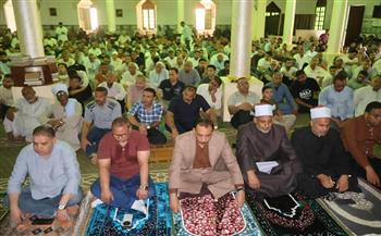 محافظ سوهاج يؤدي صلاة الجمعة بمسجد الشرطة.. وخطبة تؤكد أن المياه أساس التنمية المستدامة