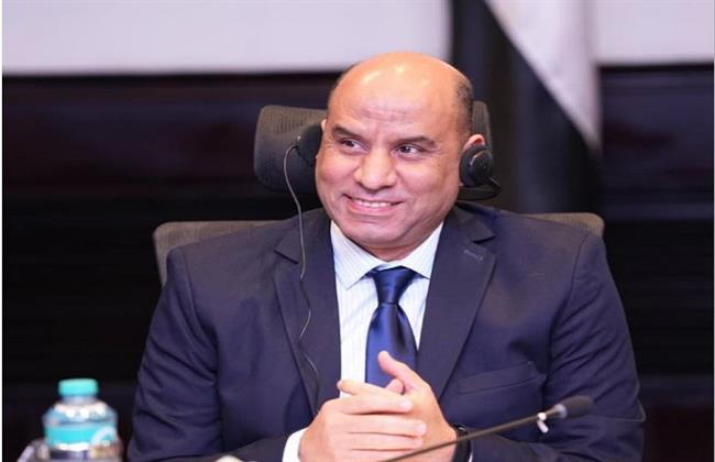 وزير العمل يتابع حادث انقلاب سيارة تقل عمالًا بالمنيا.. ويقدم العزاء لأسرة المتوفي ويتمنى الشفاء للمصابين