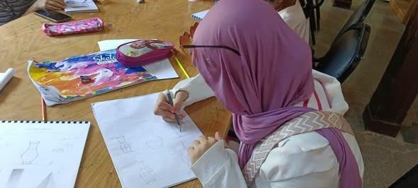 ورشة لتعليم أساسيات الرسم والتظليل بمكتبة الحديقة الخضراء الثقافية