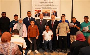 محافظ البحر الأحمر ووزير العمل يفتتحان ملتقى التوظيف بالغردقة.. ويسلمان عقود عمل منها لذوي الهمم 