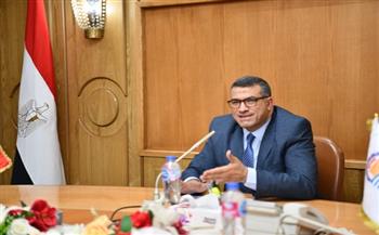 لحمايتهم من ضربات الشمس.. محافظ قنا يوجه بتنظيم مواعيد عمل عمال النظافة