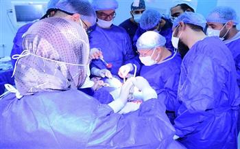 رئيس جامعة سوهاج يترأس فريقًا جراحيًا ينجح في توصيل الضفيرة العصبية لطفل وإنقاذ ذراعه من الشلل    