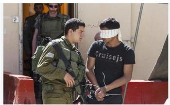 60 معتقلًا فلسطينيًا خلال ساعات وهجمات متواصلة للمستوطنين بالضفة