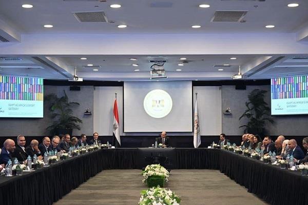  وزير الاستثمار يلتقي مجموعة موانئ دبي والمجالس التصديرية لبحث الشراكة لزيادة نفاذ الصادرات 