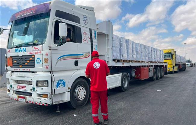 الهلال الأحمر المصري يدفع أكثر من 2,596 طنًا من المساعدات الغذائية والإغاثية عبر قافلة «زاد العزة» 242