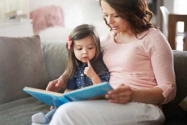 للأمهات.. عادات بسيطة تحبب طفلك في القراءة