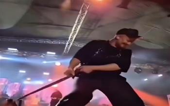 معجبة تجذب سعد لمجرد من ملابسه على المسرح