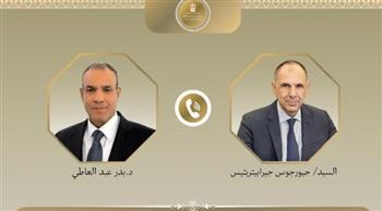 وزير الخارجية ونظيره اليوناني يبحثان هاتفياً تعزيز العلاقات الثنائية ومستجدات الأوضاع الإقليمية