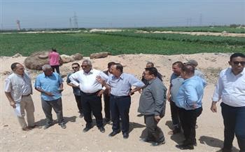 استجابة لمطالب الأهالي.. محافظ سوهاج يعاين مواقع لإنشاء مقابر جديدة بطهطا 