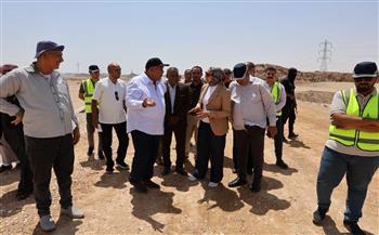 محافظ الوادي الجديد تتابع بدء أعمال رصف طريق الخارجة/ الداخلة