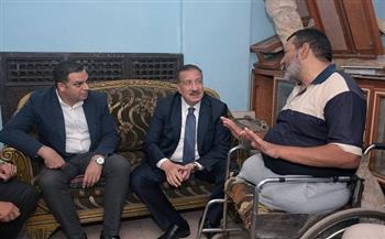 محافظ بورسعيد يزور مريضًا مبتور الساقين بمنزله ويحقق أمنيته