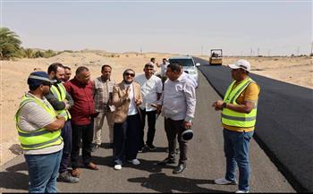 بتكلفة 350 مليون جنيه.. محافظ الوادي الجديد تتابع أعمال ازدواج ورفع كفاءة طريق الخارجة/أسيوط