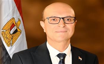 الدكتور المنشاوي يهنئ الدكتور عبد السلام نوير بكلية التجارة لفوزه بجائزة الدولة للتفوق في العلوم الاجتماعية 