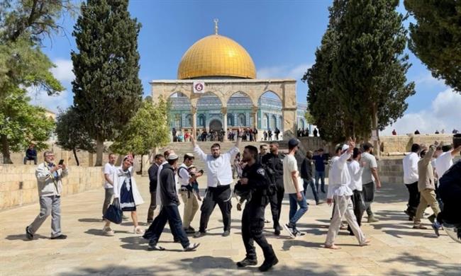 عشرات المستوطنين يقتحمون باحات "الأقصى" و اعتقال 27 فلسطينيا من الضفة الغربية
