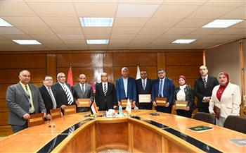 الدكتور المنشاوي يكرّم مستشاري رئيس جامعة أسيوط السابقين والحاليين تقديرًا لجهودهم المخلصة في دعم منظومة العمل