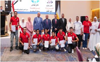 وزير العمل ومحافظ الإسكندرية يسلمان عقود عمل للشباب وذوي الهمم ويكرمان خريجي برامج التدريب المهني