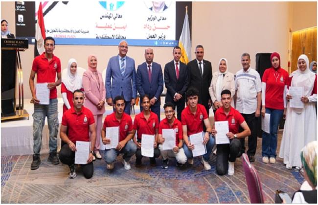 وزير العمل ومحافظ الإسكندرية يسلمان عقود عمل للشباب وذوي الهمم ويكرمان خريجي برامج التدريب المهني