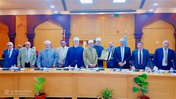 مفتي الجمهورية يُكرم الدكتور محمد عبد المالك الخطيب بإهدائه نسخة من المصحف الشريف تقديرًا لمسيرته العلمية 