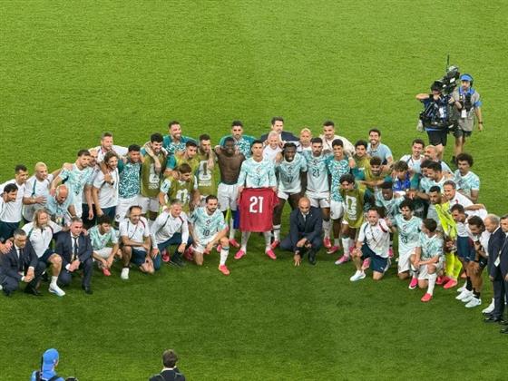 كأس العالم 2026.. لاعبو البرتغال يحتفلون بقميص جوتا بعد الفوز على كرواتيا  