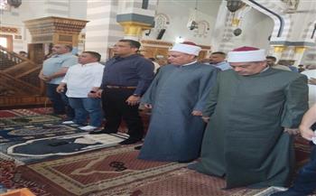 محافظ البحر الأحمر يؤدي صلاة الجمعة بمسجد الشهيد عبد المنعم رياض بالغردقة