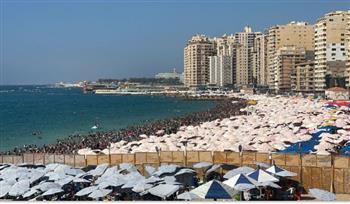 محافظ الإسكندرية: إقبال غير مسبوق بشواطئ الإسكندرية والقطاع الشرقي يسجل 100% والغربي يتجاوز نسبة 90%