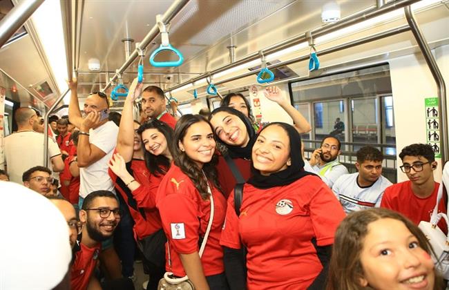قبل مباراة مصر وأستراليا.. توافد جماهيري كبير على محطة المستثمرين بمونوريل شرق النيل