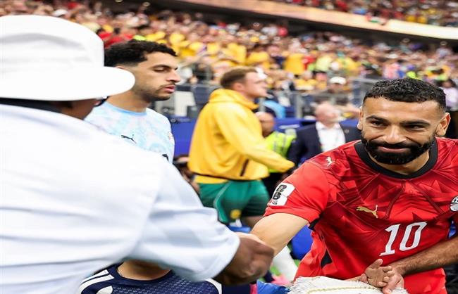 العرب في المونديال.. الممثل الأمريكي الشهير صامويل جاكسون يصافح محمد صلاح  