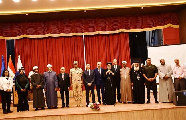 محافظ أسوان يكرم القائم بأعمال رئيس الجامعة تقديرًا لجهوده في دعم التعليم والتنمية