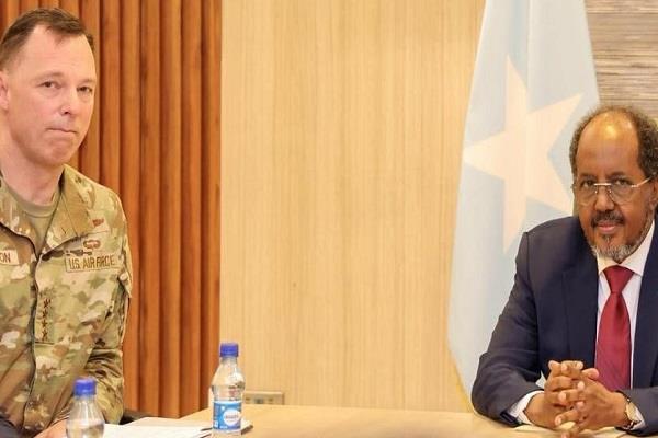رئيس الصومال يبحث مع قائد القيادة العسكرية الأمريكية في إفريقيا تعزيز التعاون الأمني والدفاعي