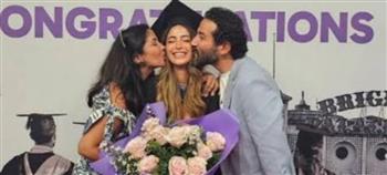أحمد حلمي ومنى زكي يحتفلان بتخرج ابنتهما "لي لي"