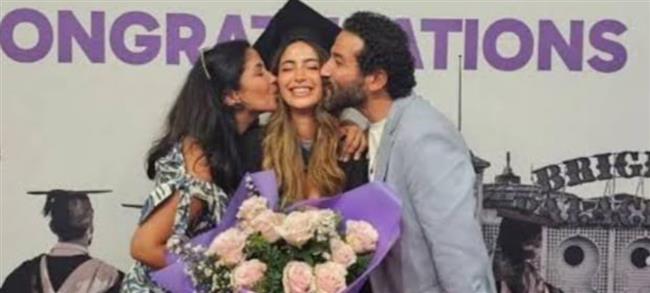 أحمد حلمي ومنى زكي يحتفلان بتخرج ابنتهما "لي لي"
