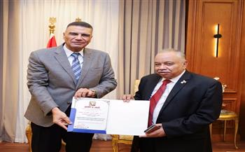 محافظ جنوب سيناء يكرم عميد كلية العلوم الأزهرية تقديرًا لعطائه وخدماته التعليمية بالمحافظة