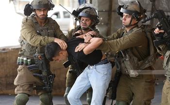 الاحتلال الإسرائيلي يعتقل مالايقل عن 8 فلسطينيين من مدن الضفة