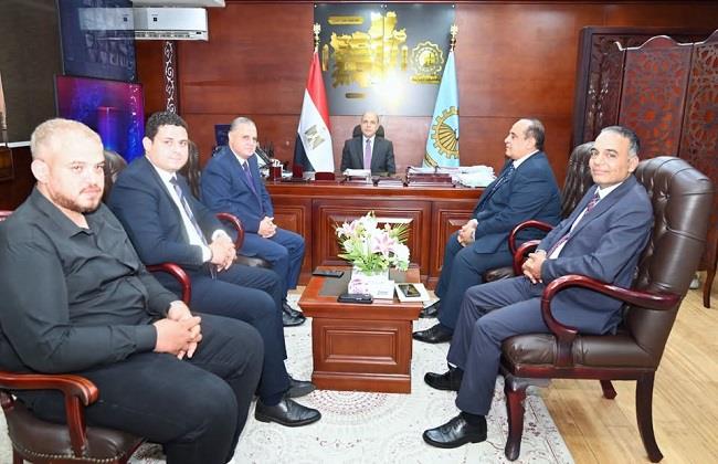 محافظ الغربية يناقش تطوير منظومة تراخيص المحال العامة وتفعيل الخدمات الرقمية لتيسير الإجراءات أمام المواطنين