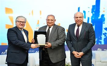 وزير الطيران المدني يكرّم محمد رحمة تقديرًا لمسيرته المهنية المشرفة كأول مصرى يتقلد منصب رئيس قطاع النقل الجوى