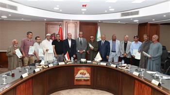 محافظ الجيزة يسلم 23 عقدًا لتقنين أراضي أملاك الدولة للمواطنين المستفيدين من واضعي اليد