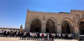 عشرات الآلاف يؤدون صلاة الجمعة في المسجد الأقصى المبارك