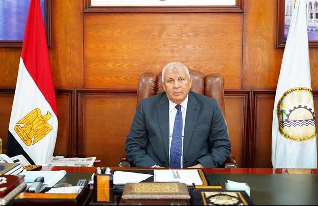 محافظ مطروح يهنئ أوائل الثانوية العامة هاتفيًا ويشيد بتفوقهم العلمي