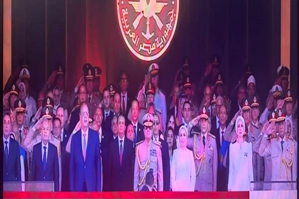 الرئيس السيسي يتوسط صورة تذكارية بمناسبة افتتاح مقر القيادة الاستراتيجية