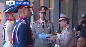 الرئيس السيسي يسلم علم القوات المسلحة لقائد حرس الشرف لرفعه على مقر القيادة الاستراتيجية