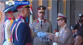 الرئيس السيسي يسلم علم القوات المسلحة لقائد حرس الشرف لرفعه على مقر القيادة الاستراتيجية