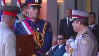 الرئيس السيسي يتسلم هدية تذكارية من وزير الدفاع خلال افتتاح القيادة الاستراتيجية