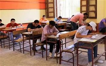 بدء توافد طلاب الثانوية العامة على لجان سوهاج لأداء امتحان اللغة الإنجليزية 