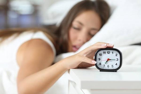 لعاشقات السهر.. عادات صيفية تجعل الاستيقاظ صباحا أكثر صعوبة