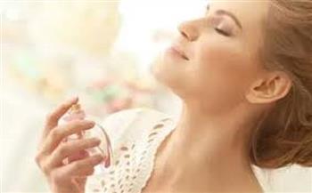 في أجواء الصيف الحارة.. حيل بسيطة تساعد على ثبات عطرك لساعات أطول