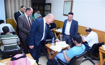 رئيس جامعة سوهاج يتفقد الامتحانات بكلية الدراسات العليا والبحوث البيئية ويطمئن على انتظام اللجان