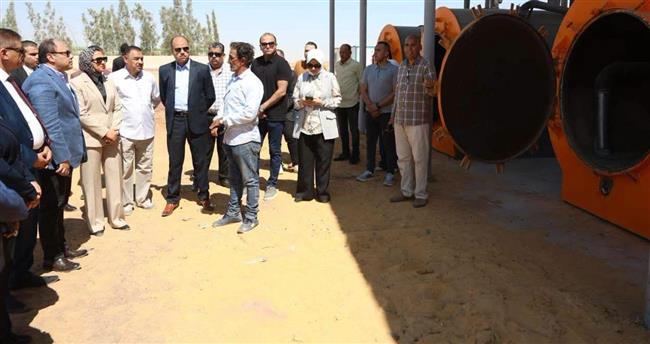 رئيس هيئة تنمية الصعيد ومحافظ الوادي الجديد يتفقدان مشروع تطوير مصنع تدوير المخلفات الزراعية بالخارجة